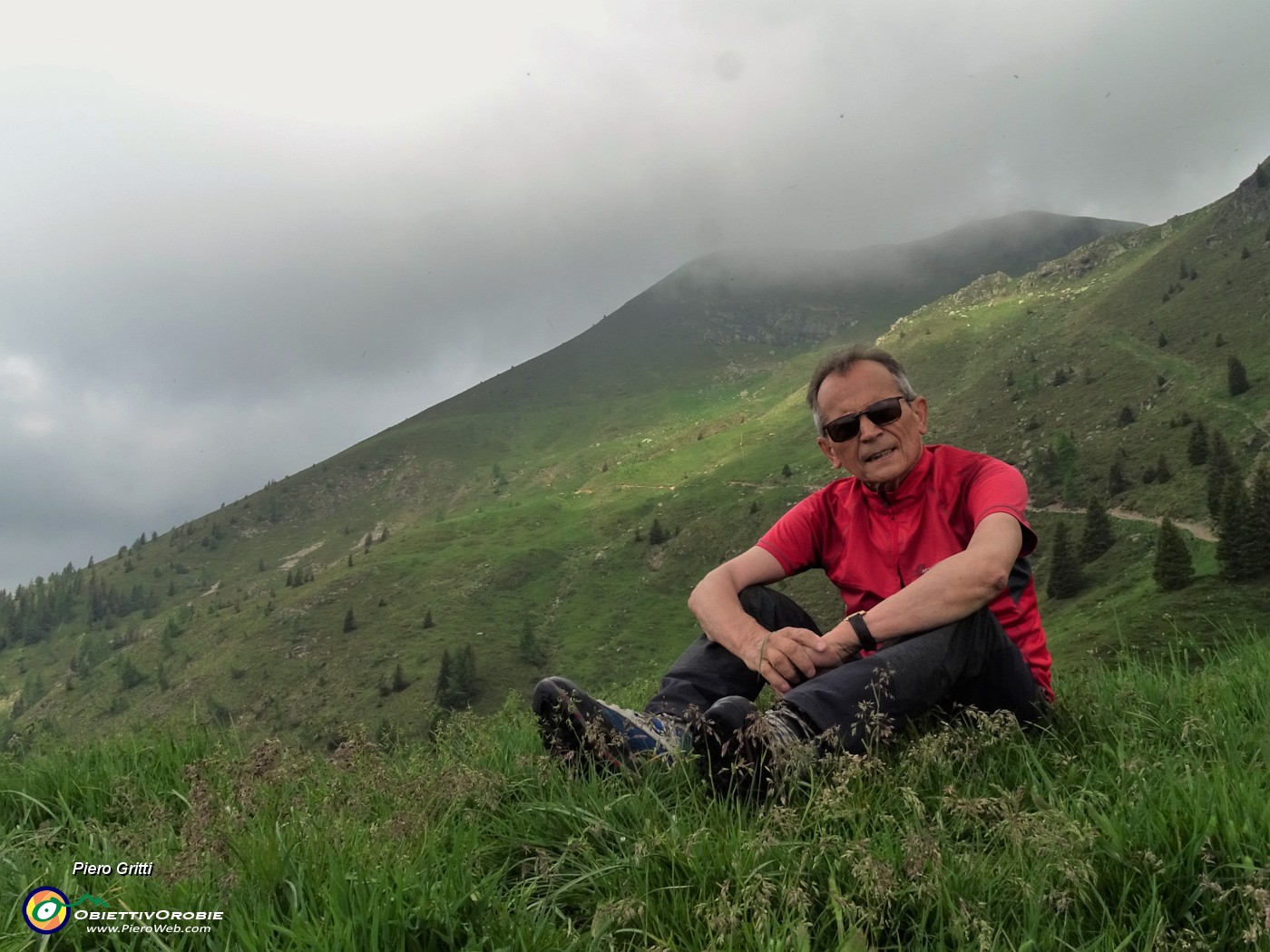 15 Sul dosso panoramico con vista sul Monte Avaro (2080 m).JPG